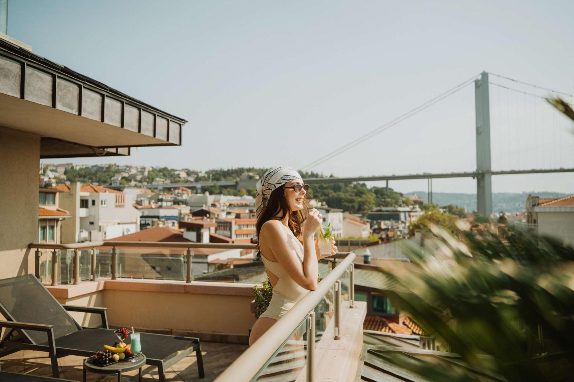 Radisson Blu Bosphorus Hotel Стамбул Экстерьер фото A woman on a balcony